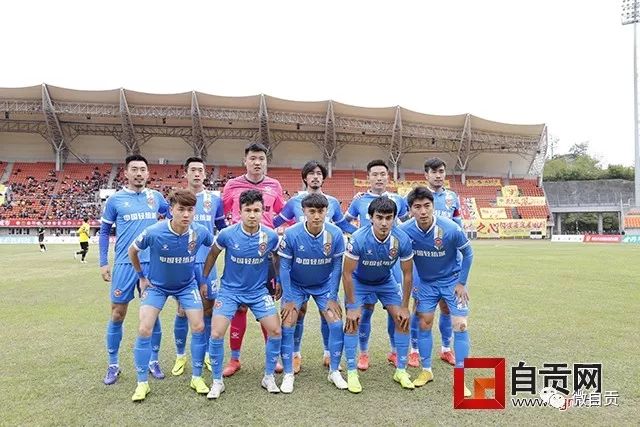 内马尔与儿子在线直播开箱宝可梦卡，观众人数达18万